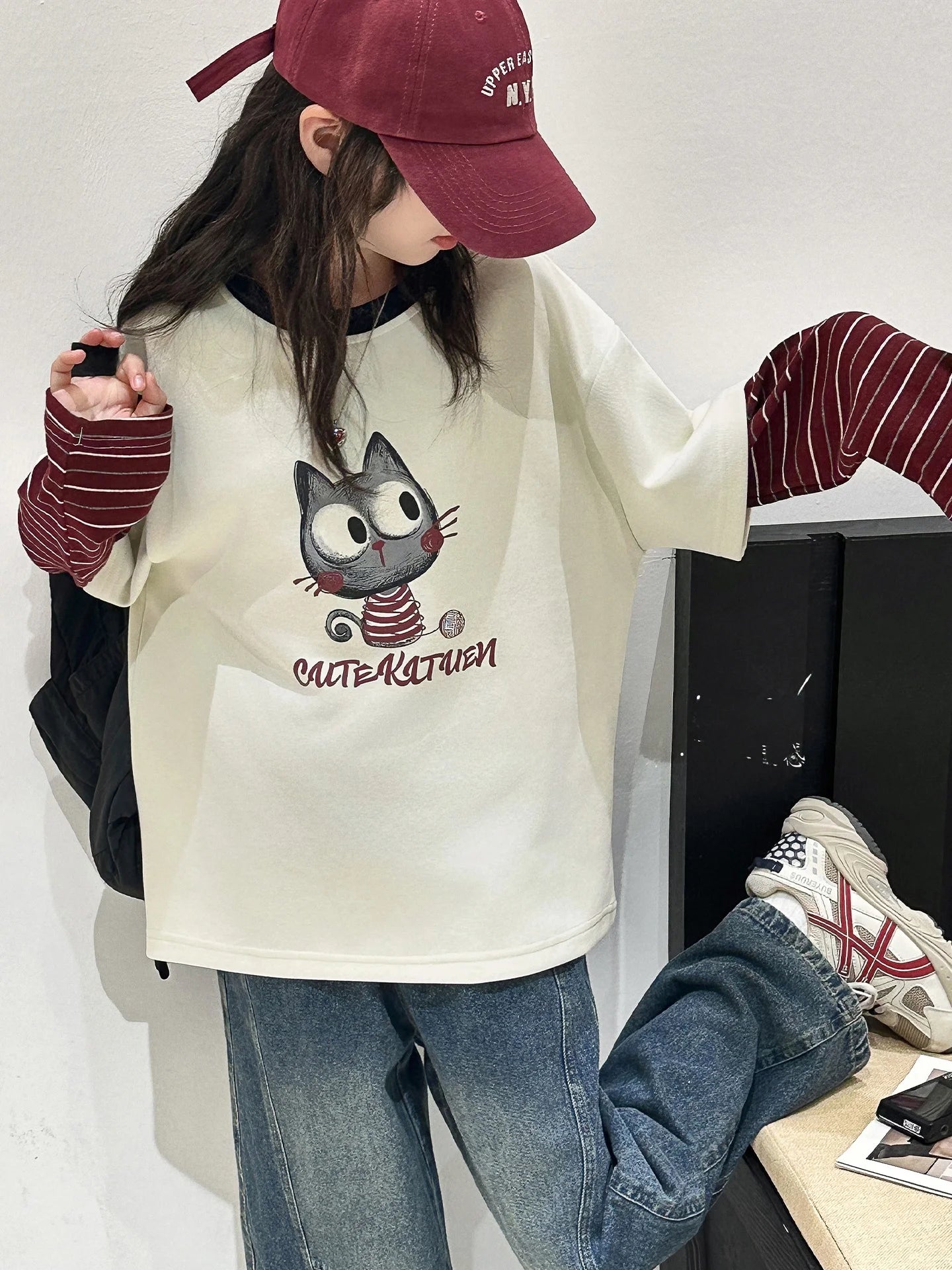 Conjunto De Dos Piezas Casual. Estampado Y Jeans