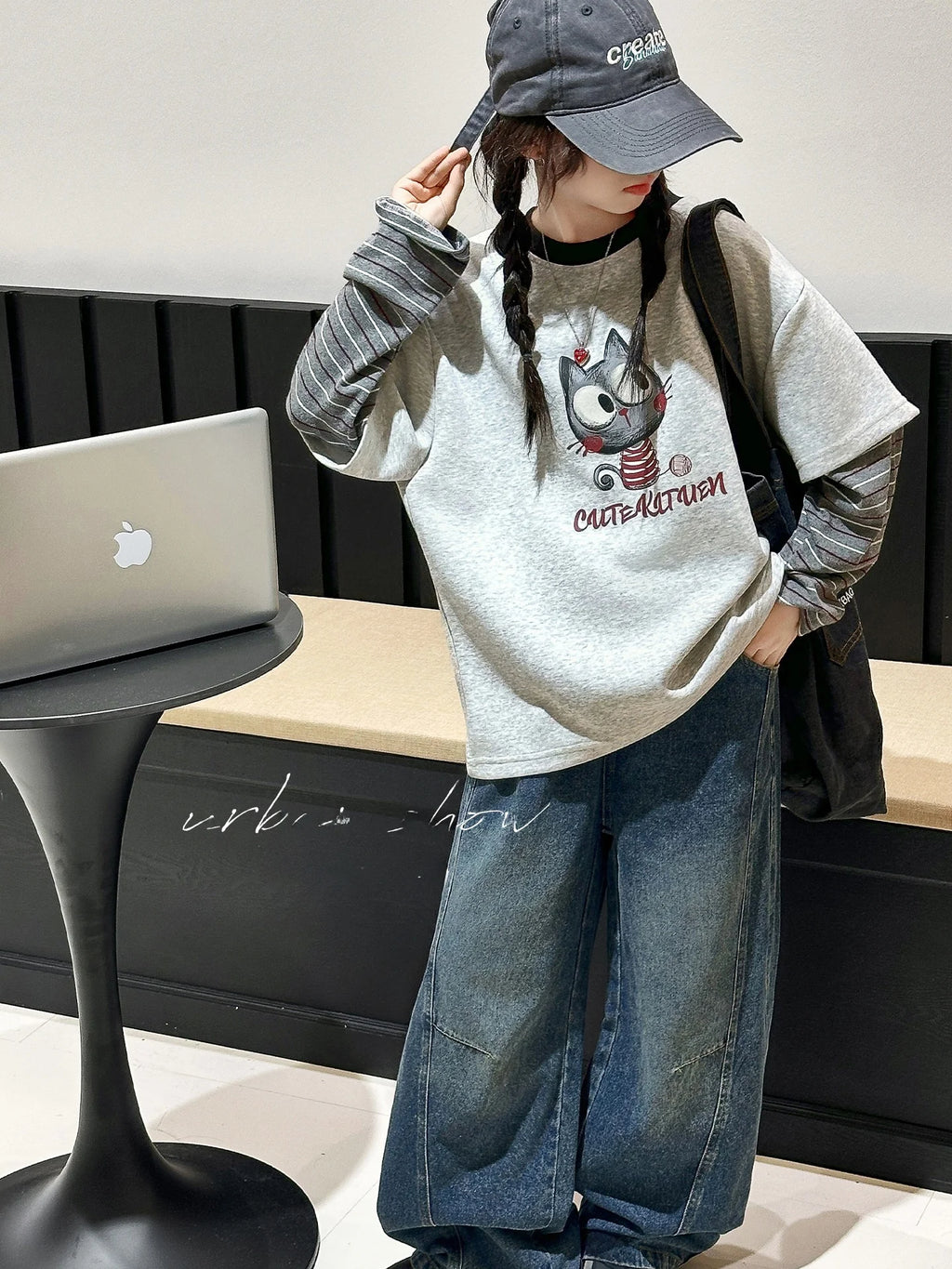 Conjunto De Dos Piezas Casual. Estampado Y Jeans