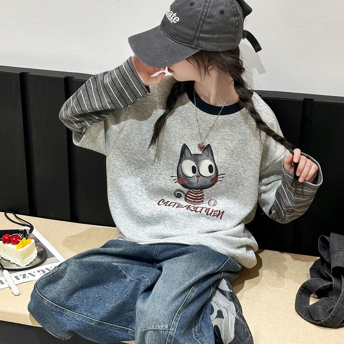 Conjunto De Dos Piezas Casual. Estampado Y Jeans
