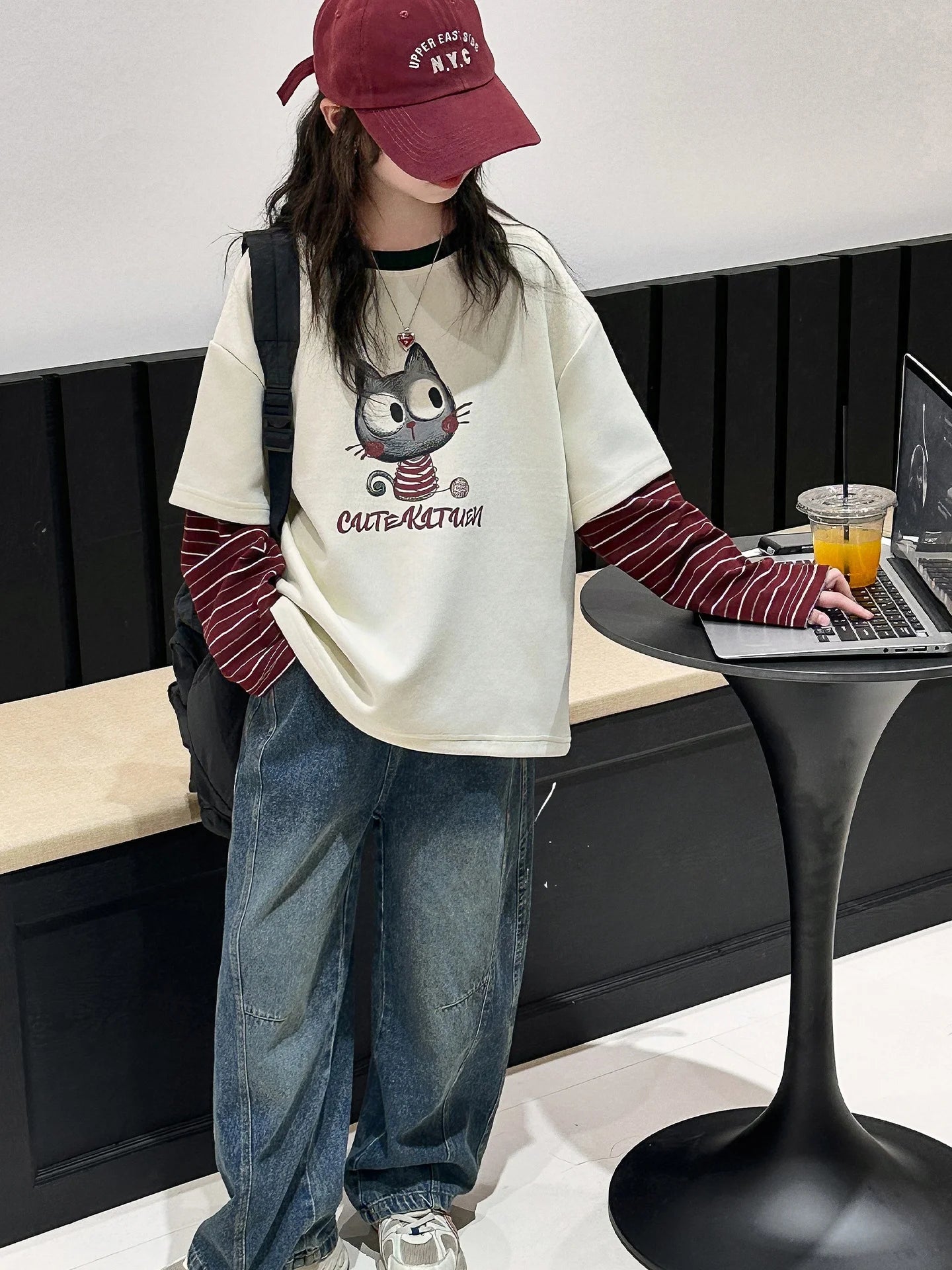 Conjunto De Dos Piezas Casual. Estampado Y Jeans