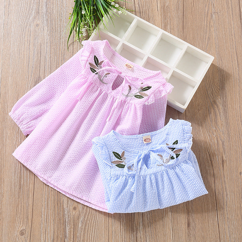 Camiseta de manga larga a rayas y patrón de bordado para niña