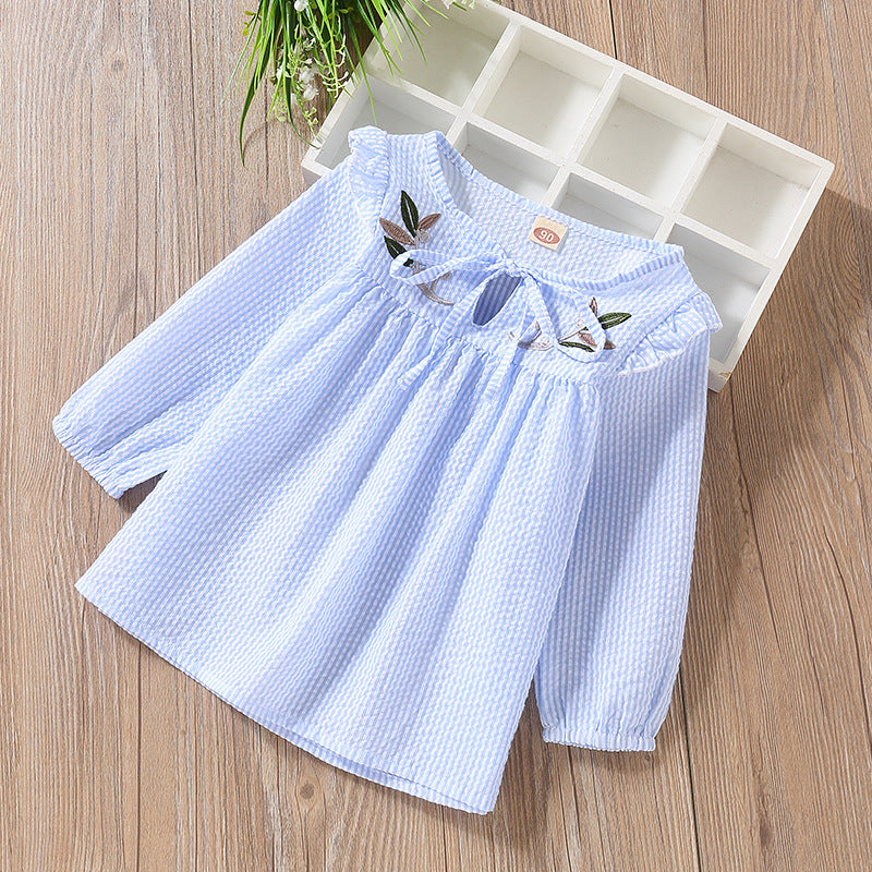 Camiseta de manga larga a rayas y patrón de bordado para niña